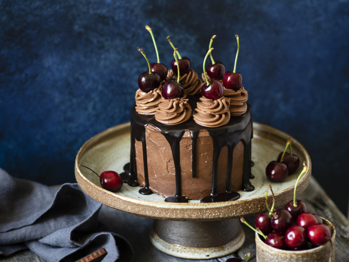 Аппетитный торт с кремом, шоколадом и черешней