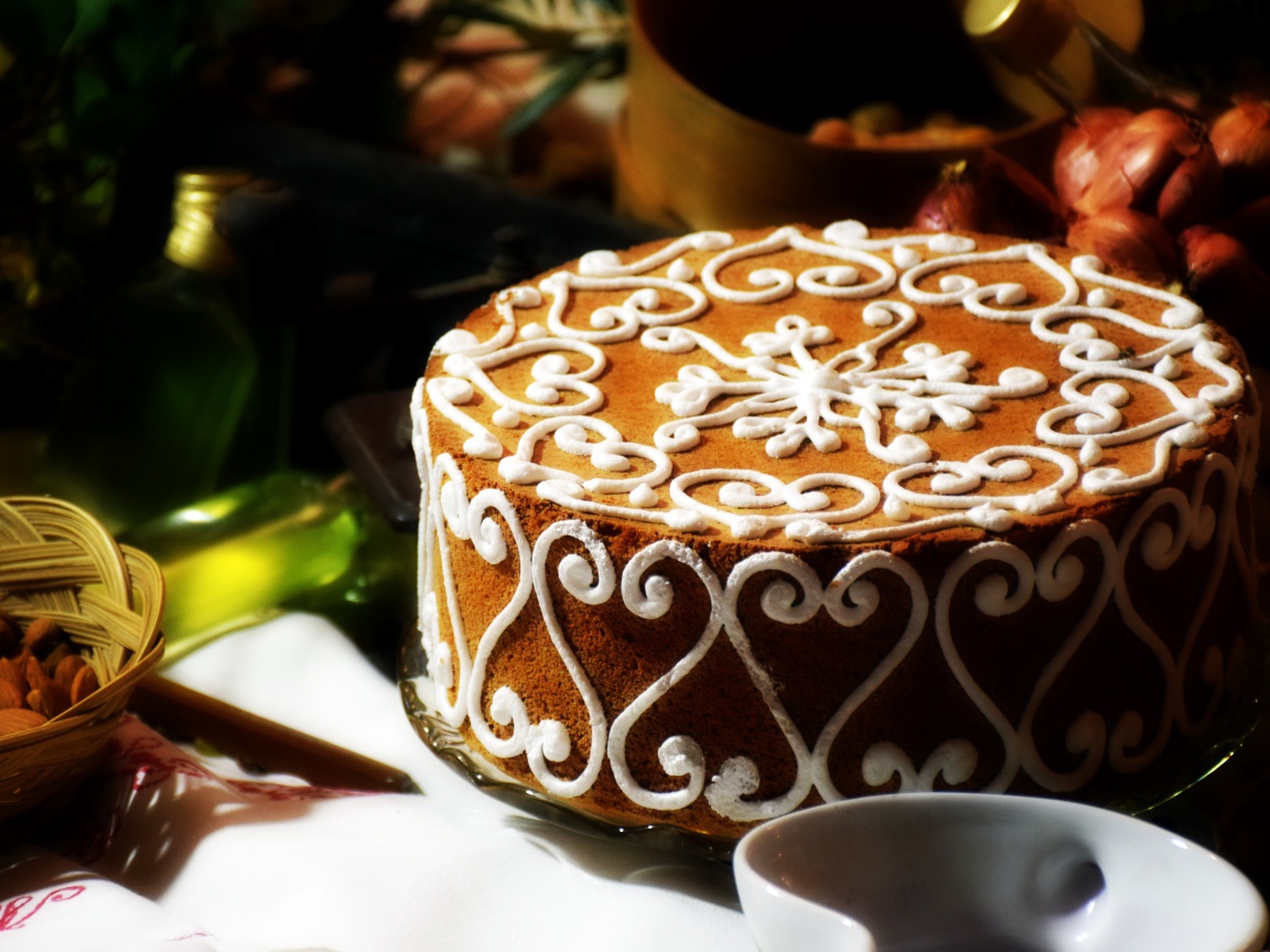 Красивый торт с белым рисунком  на столе