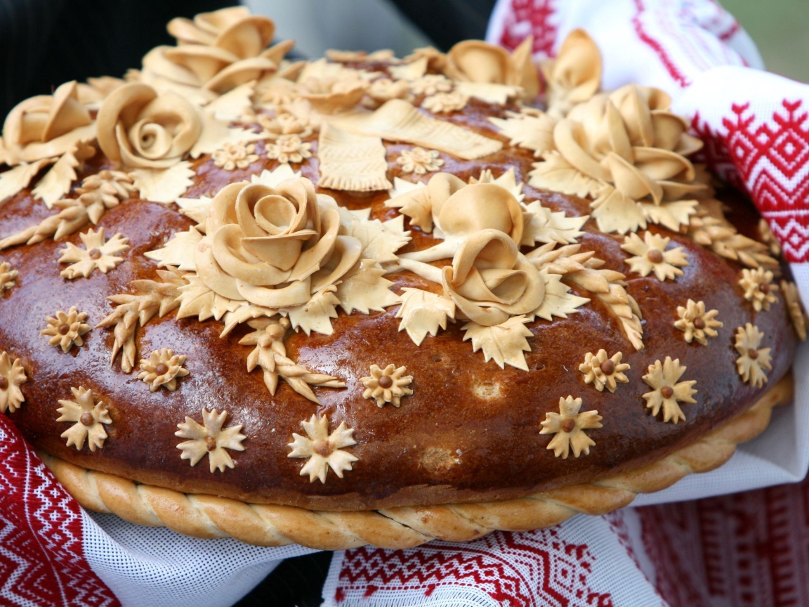 Красивый свадебный каравай на рушнике