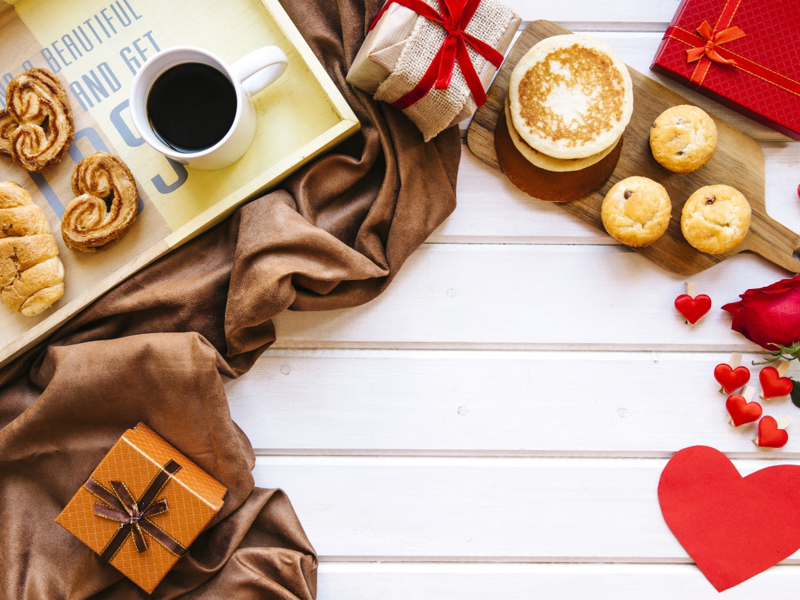 Завтрак с подарками, сердечками и розой для любимой 