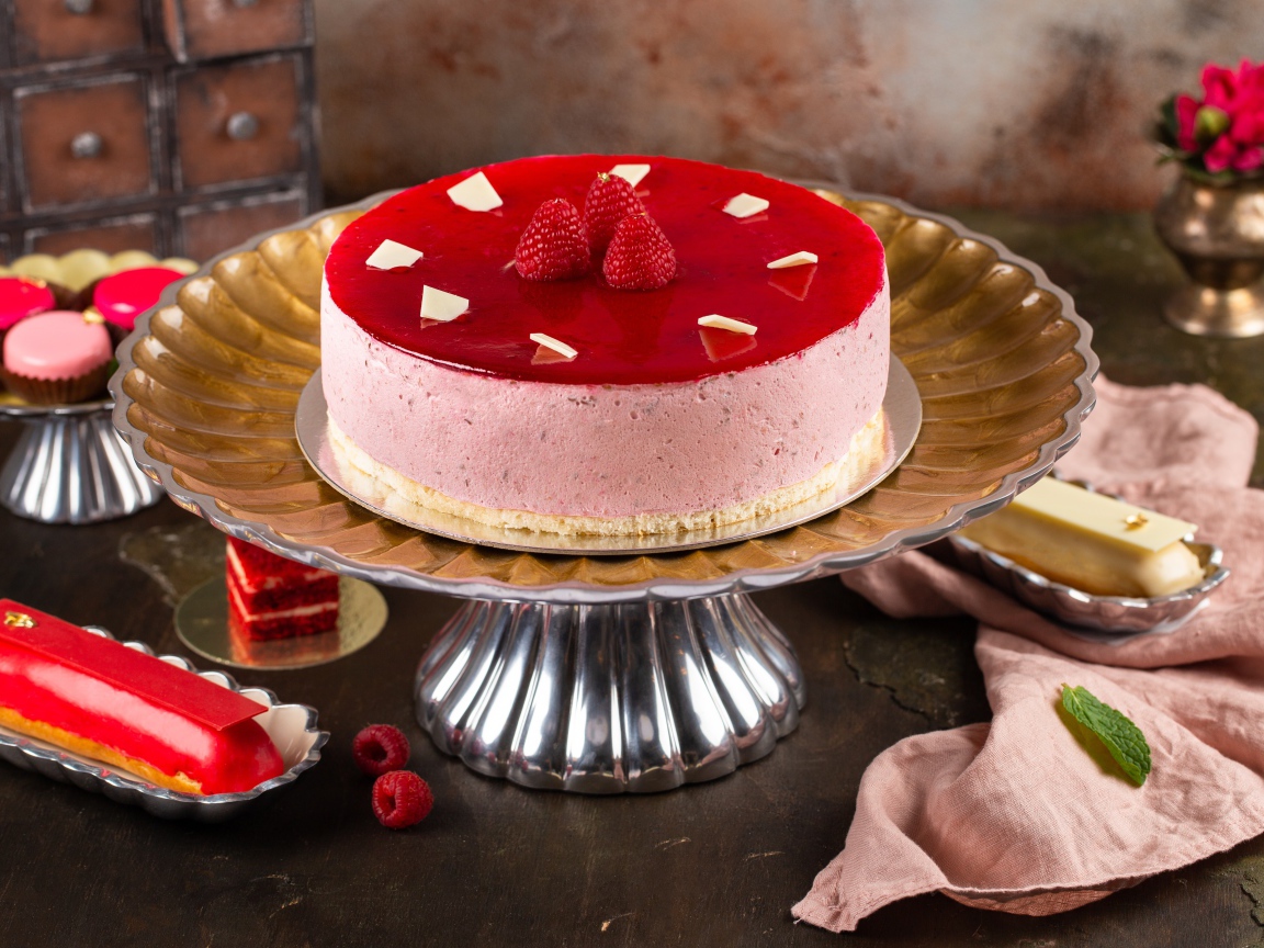 Торт суфле с ягодами малины на большой вазе 