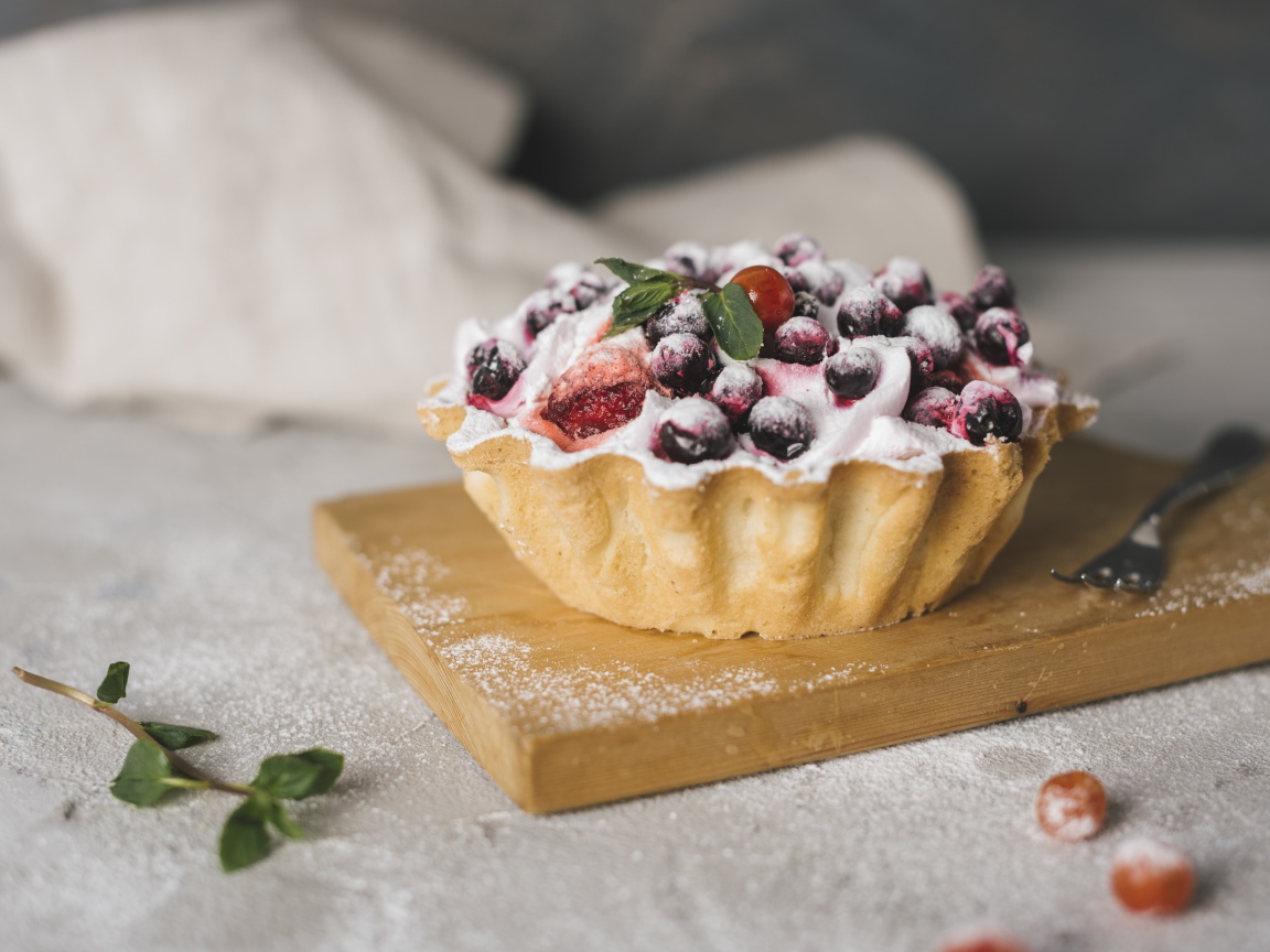 Пирог с ягодами и сахарной пудрой 