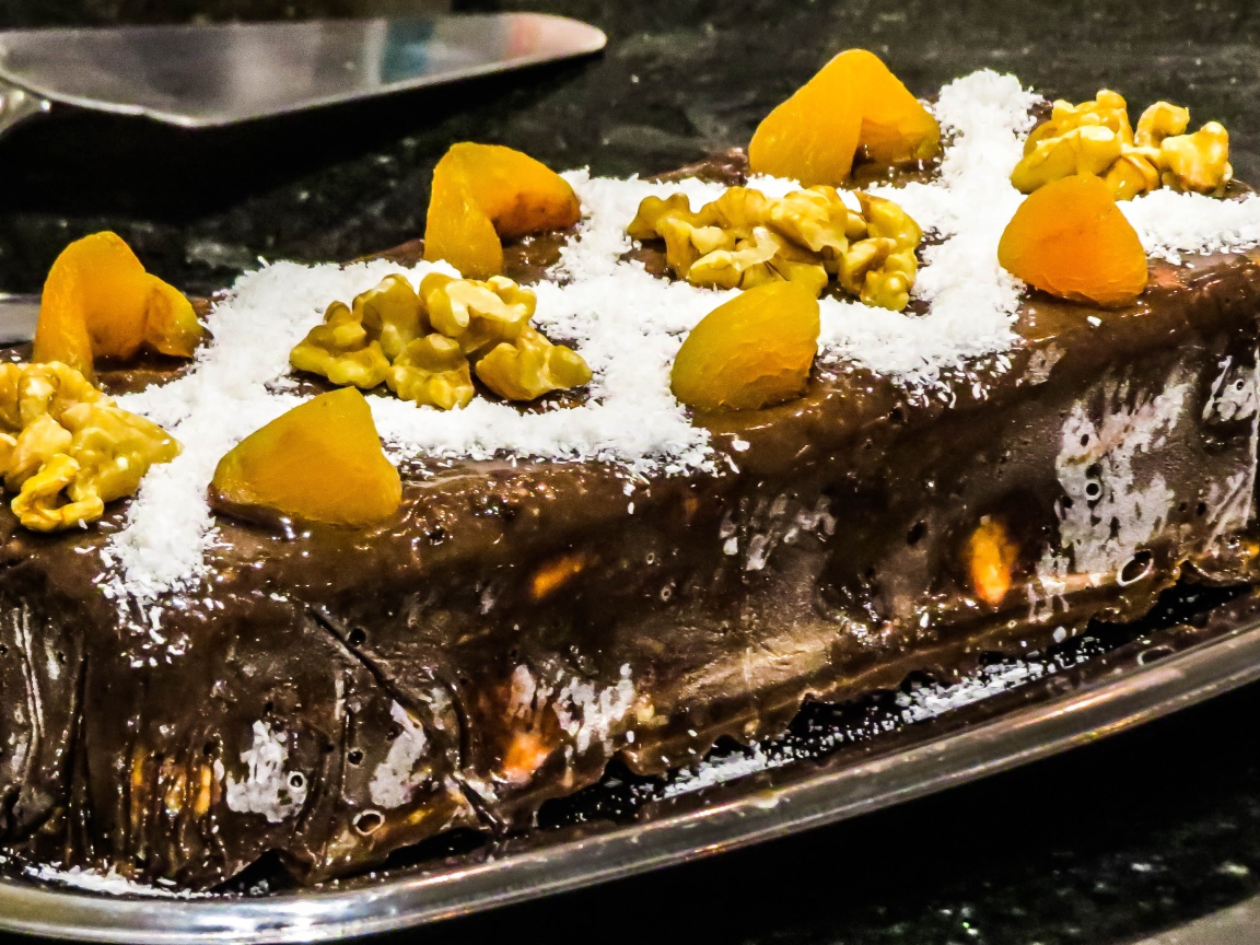 Торт с шоколадом, курагой и грецкими орехами