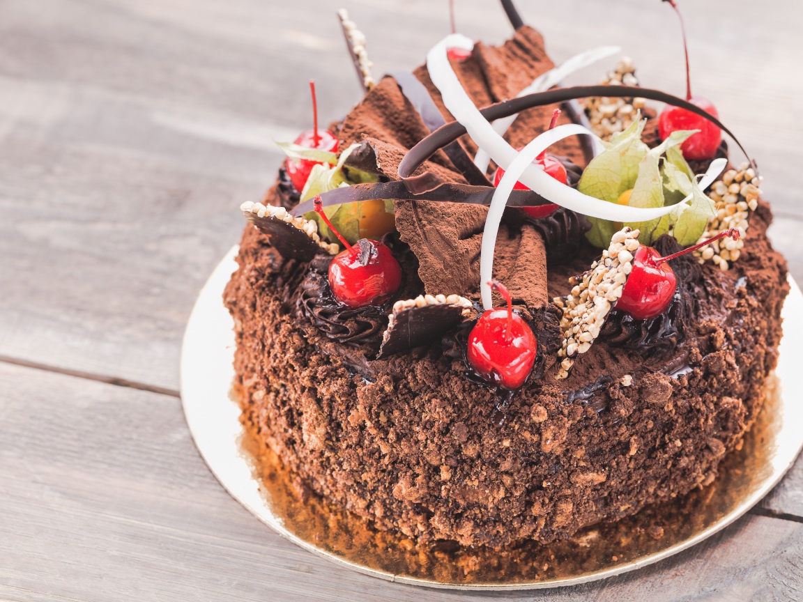 Торт с шоколадом и черешней на столе