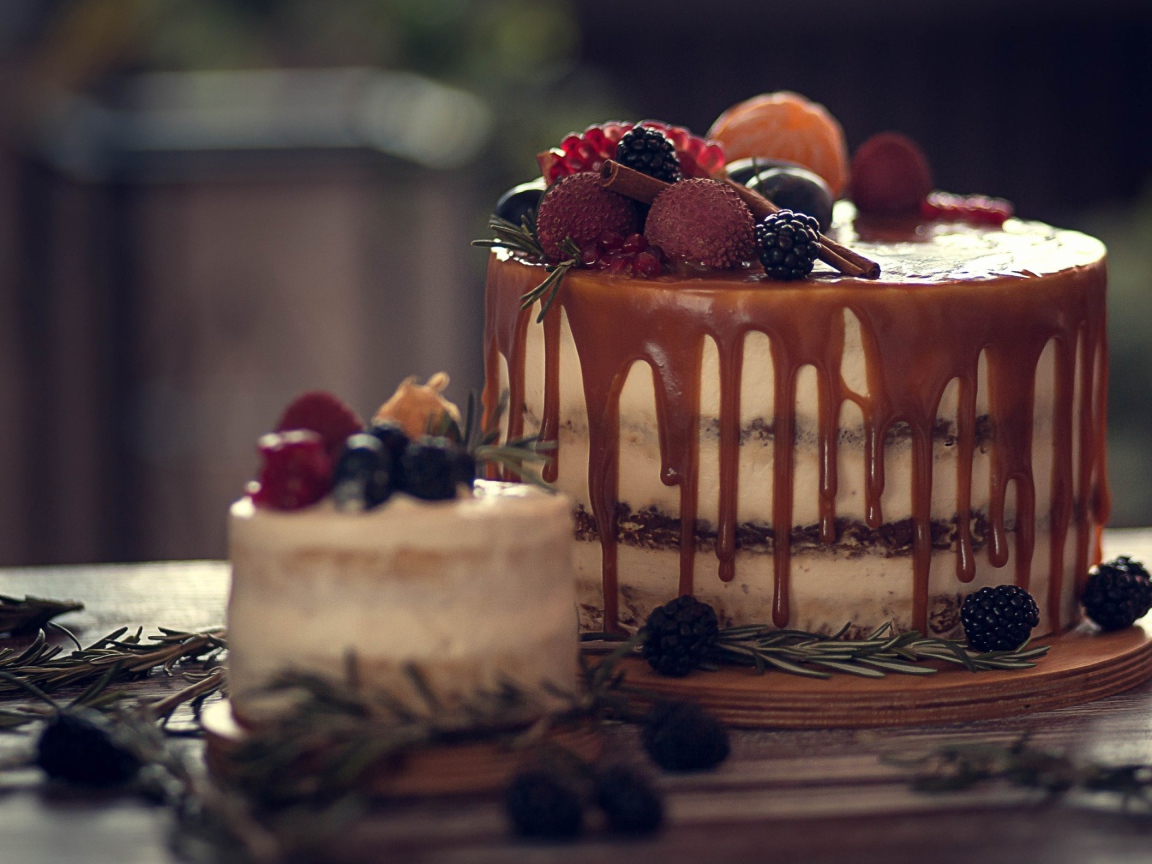Торт с шоколадной глазурью и ягодами 