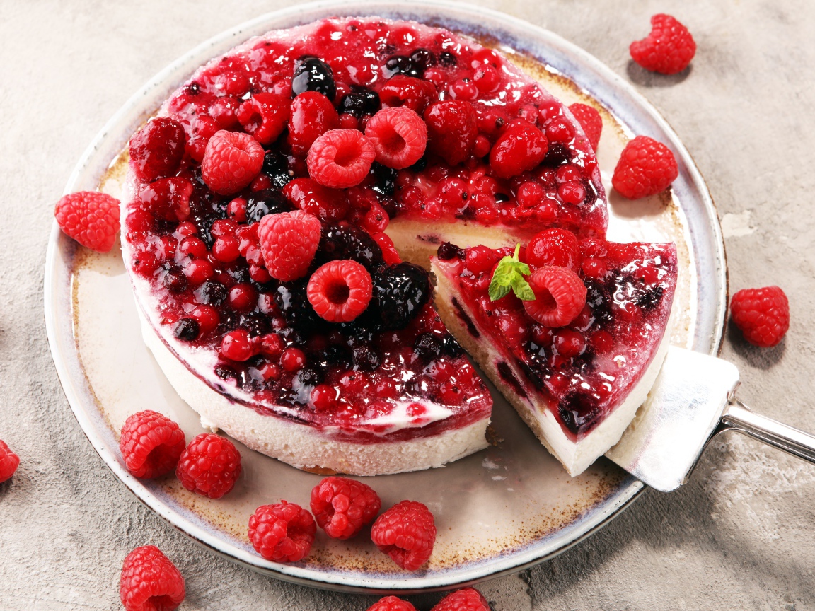 Чизкейк с джемом и ягодами малины, смородины и ежевики вид сверху