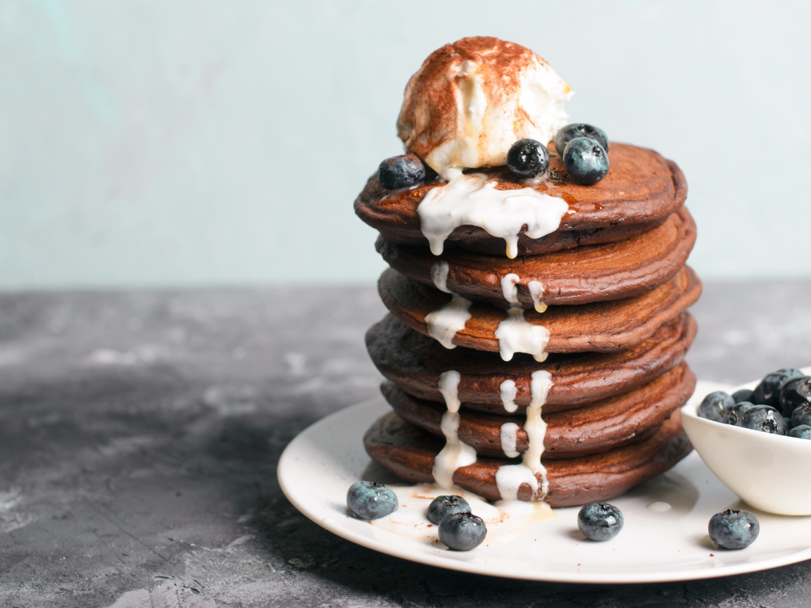 Шоколадные оладьи с мороженым и ягодами черники 