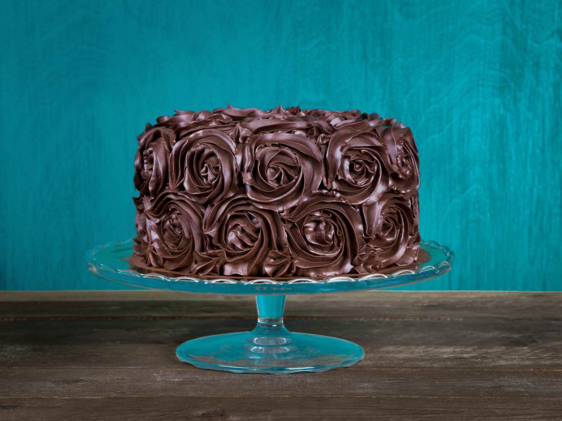 Шоколадный торт на стеклянном подносе на столе