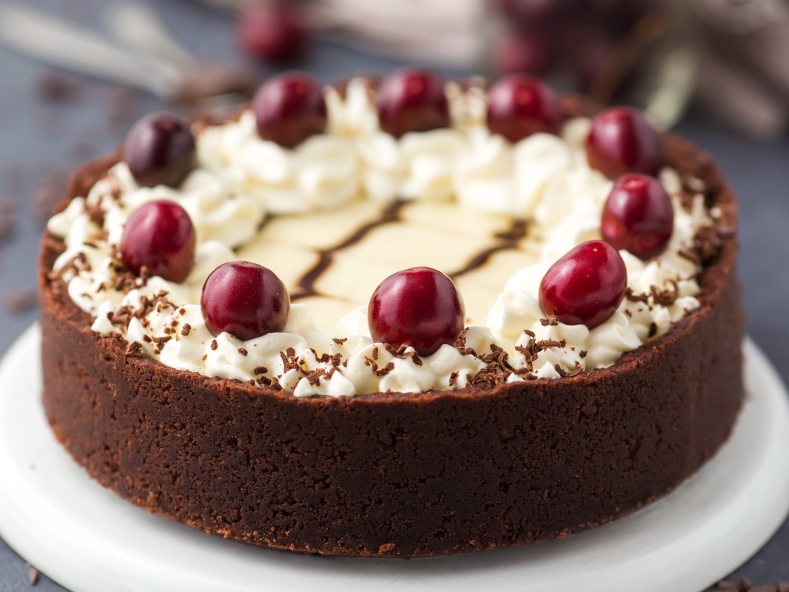 Шоколадный пирог с кремом и ягодами черешни