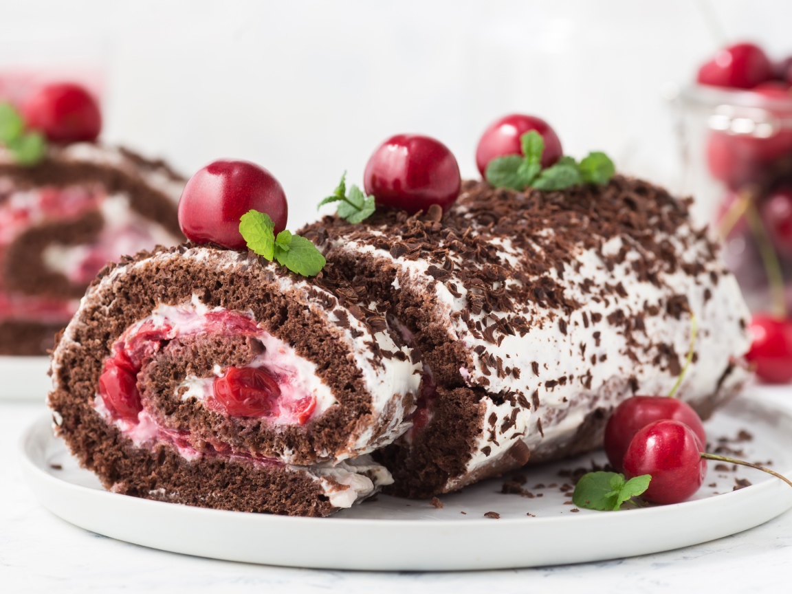 Шоколадный рулет с кремом и черешней 