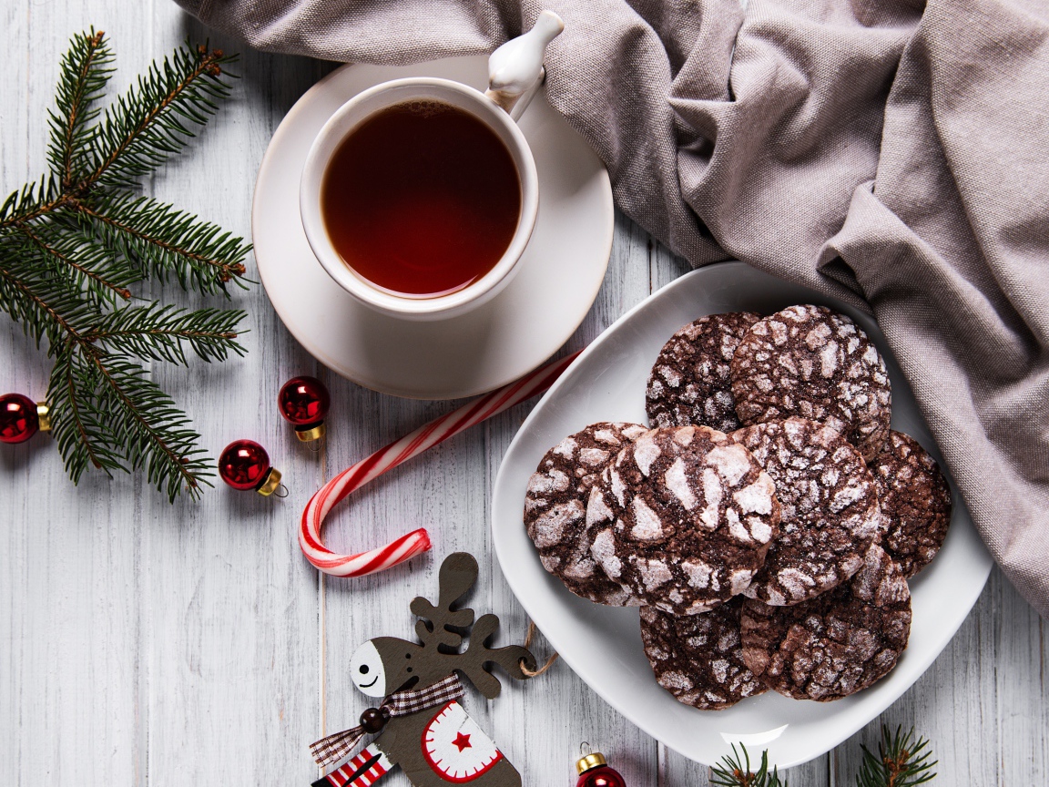 Рождественское печенье на столе с чаем