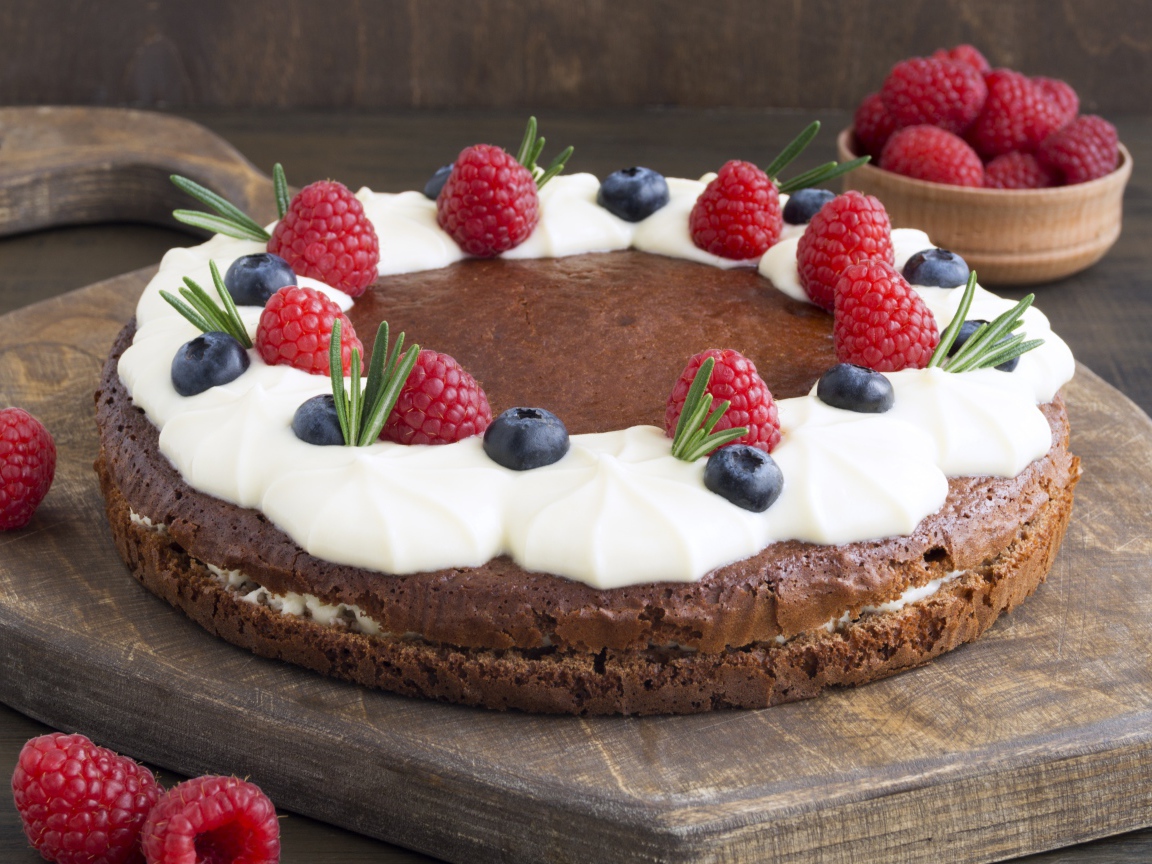 Кофейный торт со сливками и ягодами черники и малины