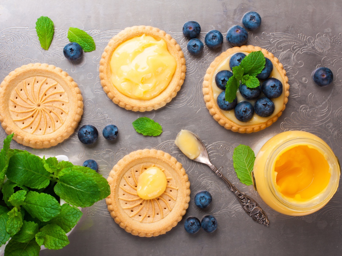 Печенье с кремом, ягодами черники и мятой