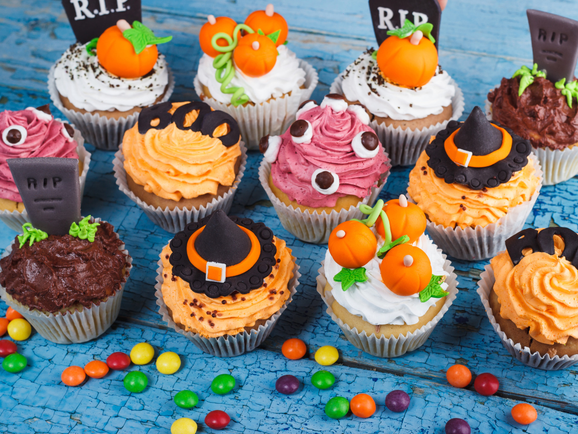Кексы с кремом и украшениями на Хэллоуин 