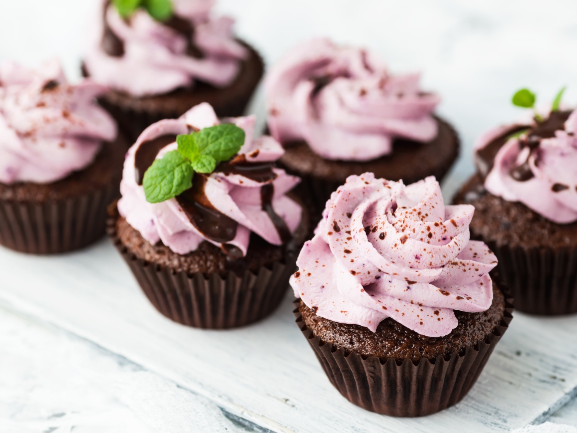 Вкусные шоколадные кексы с фруктовым кремом 