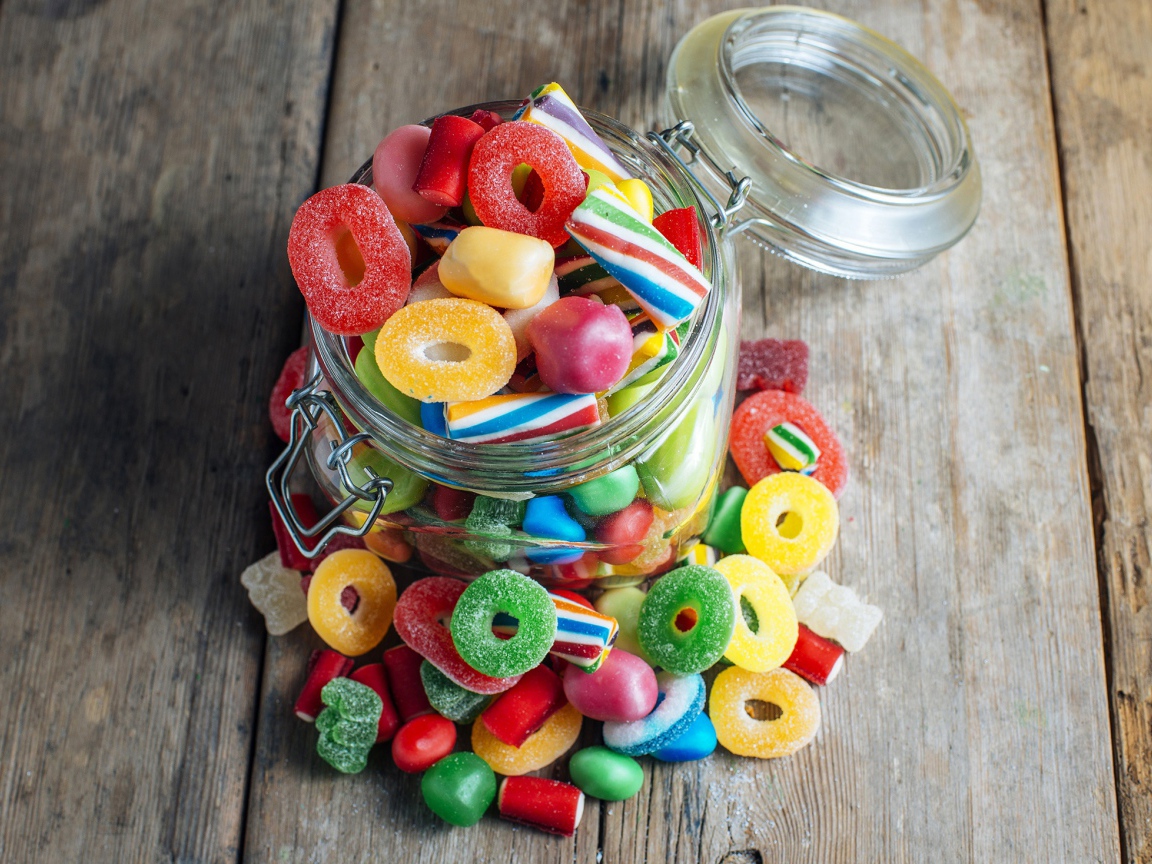 Стеклянная банка с разноцветными желейными конфетами