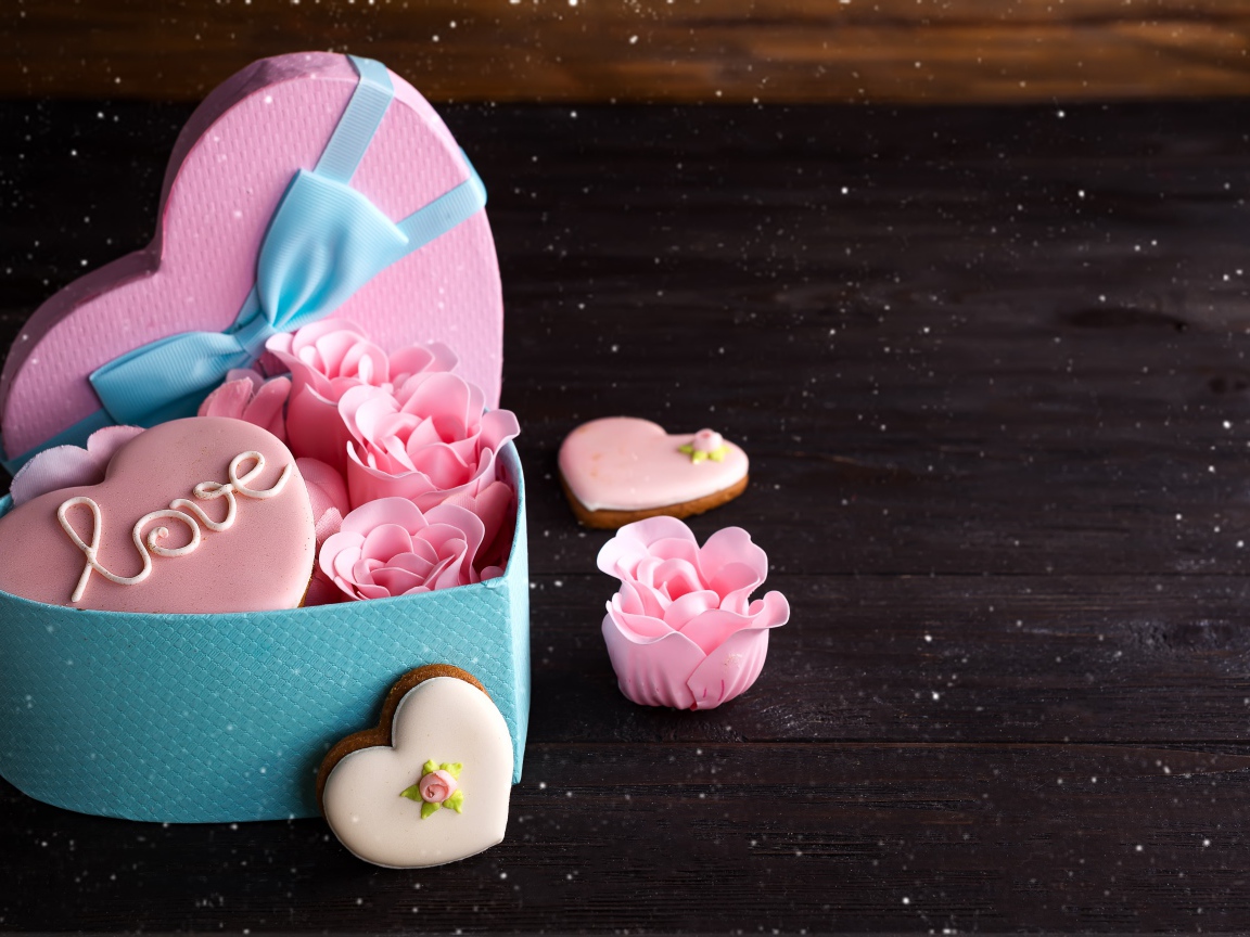 Коробка в форме сердца с розами из мастики и печеньем