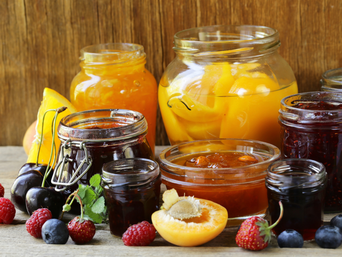 Повидло и варенье на столе с ягодами