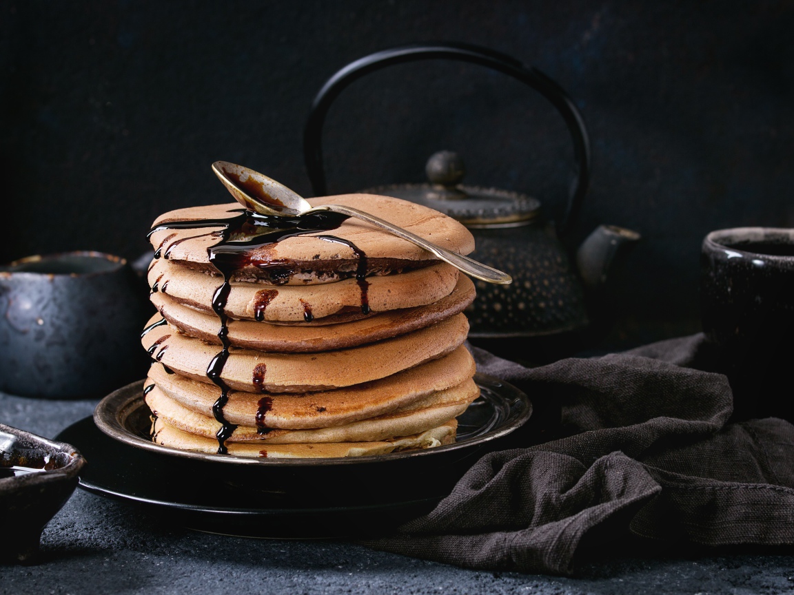 Пышные оладьи с шоколадом на столе