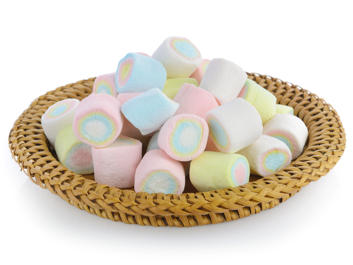 Маршмеллоу в корзинке на белом фоне