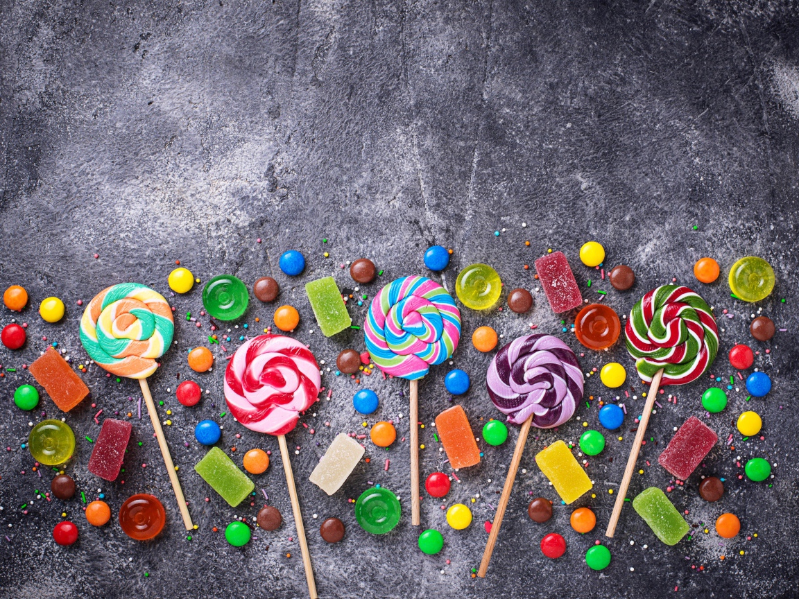 Разноцветные леденцы на сером столе