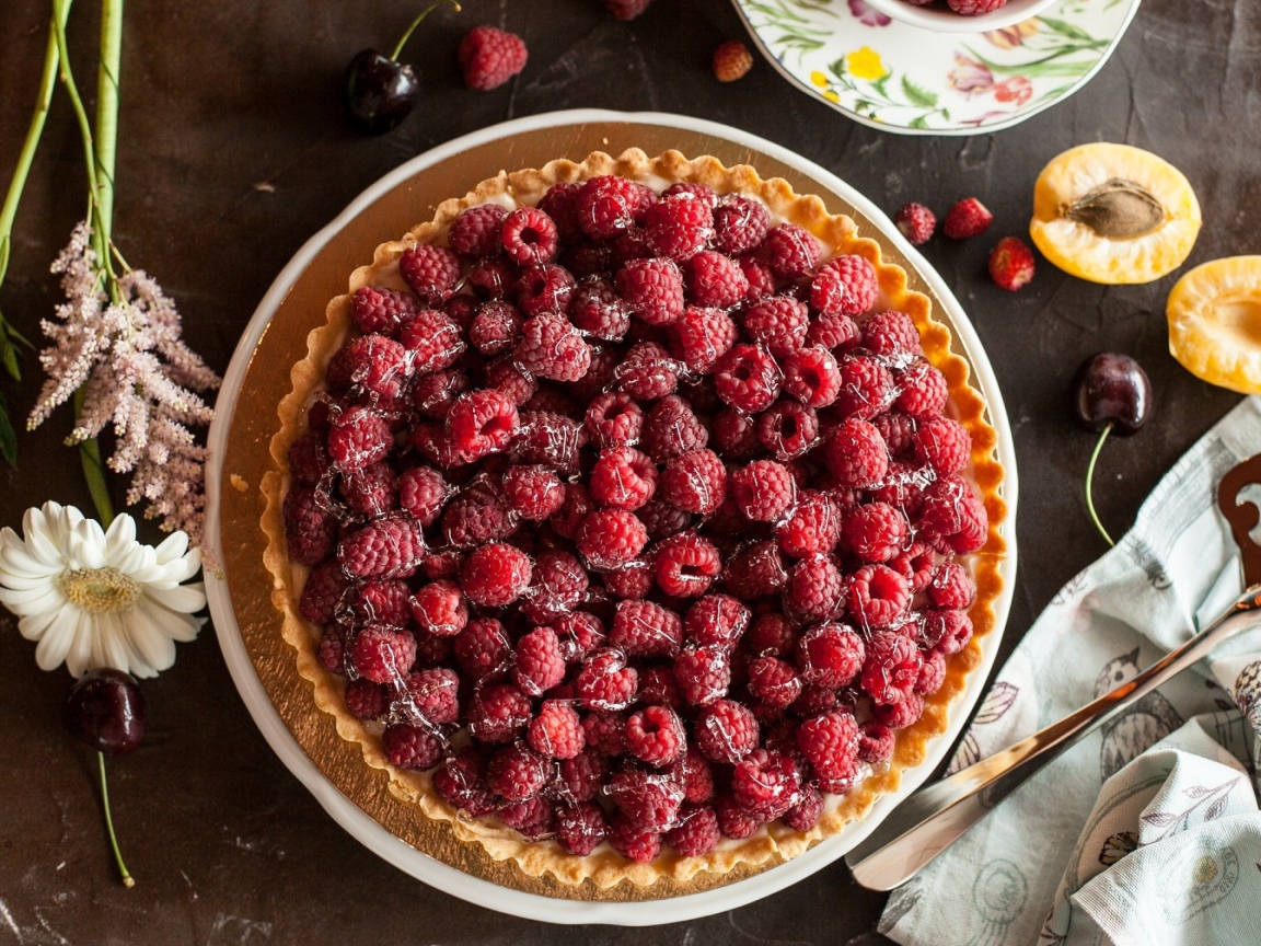 Песочный пирог с малиной и сахаром