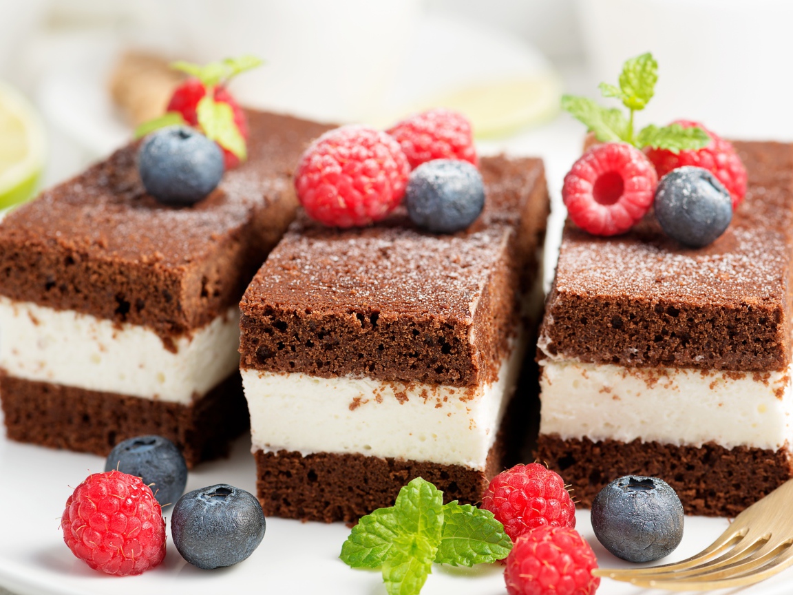 Пирожные с суфле и ягодами малины и черники 