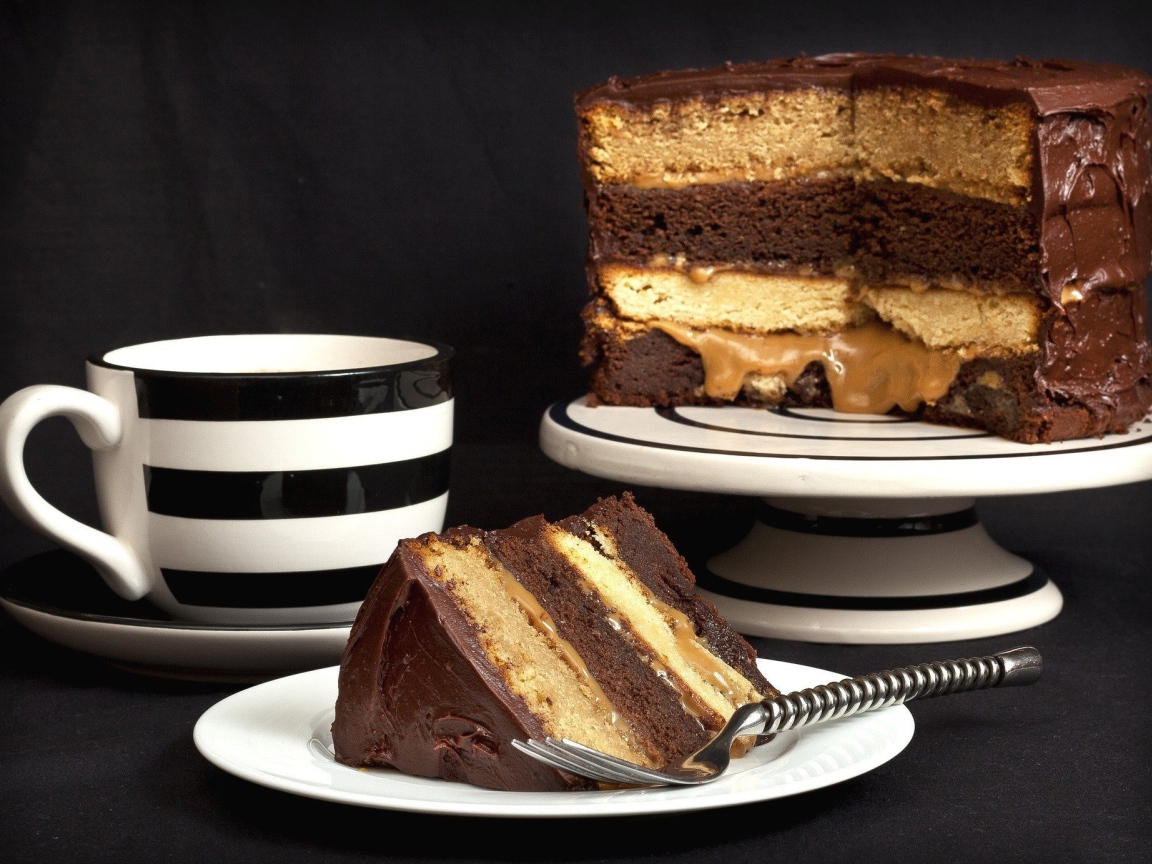 Бисквитный торт на столе с чашкой 