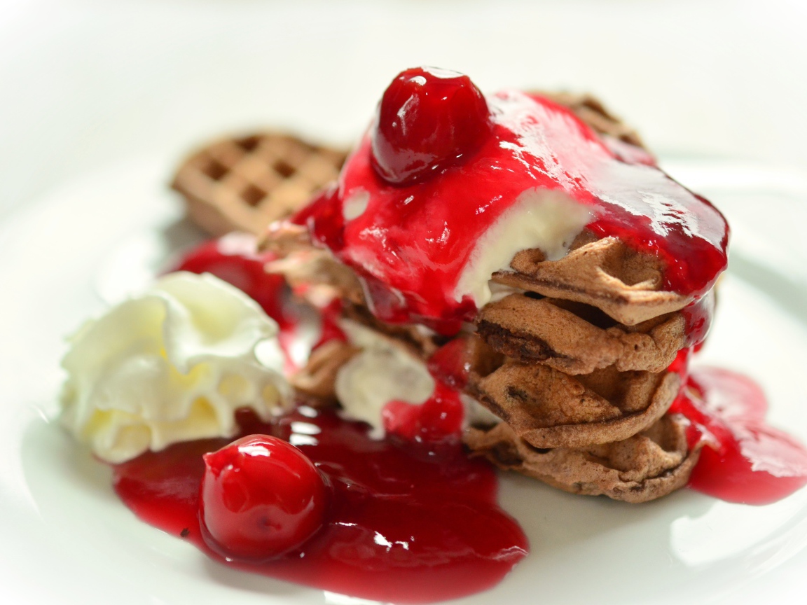 Сладкие вафли с мороженым и джемом на белом фоне