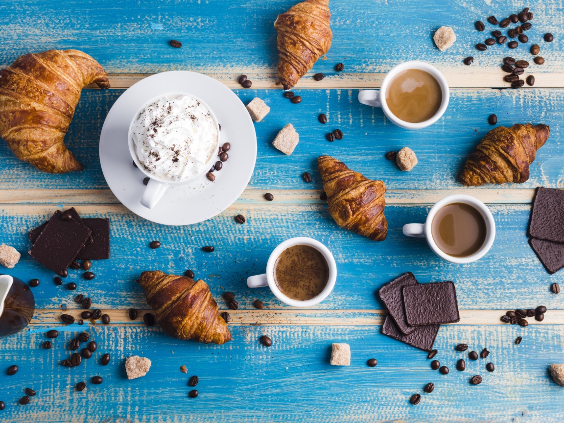 Сладости с кофе на голубом столе