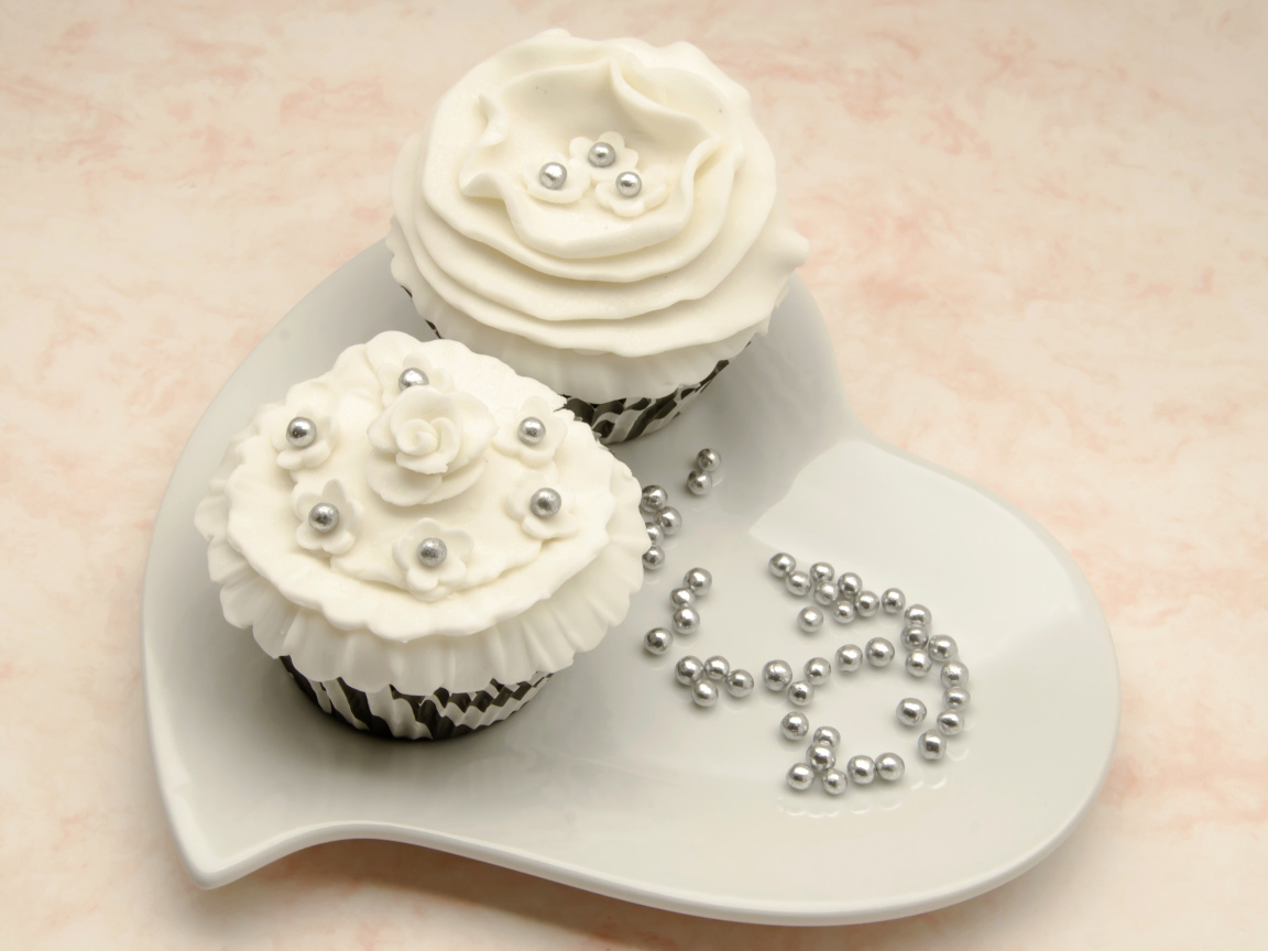 Два красивых капкейка с кремом и бусинами