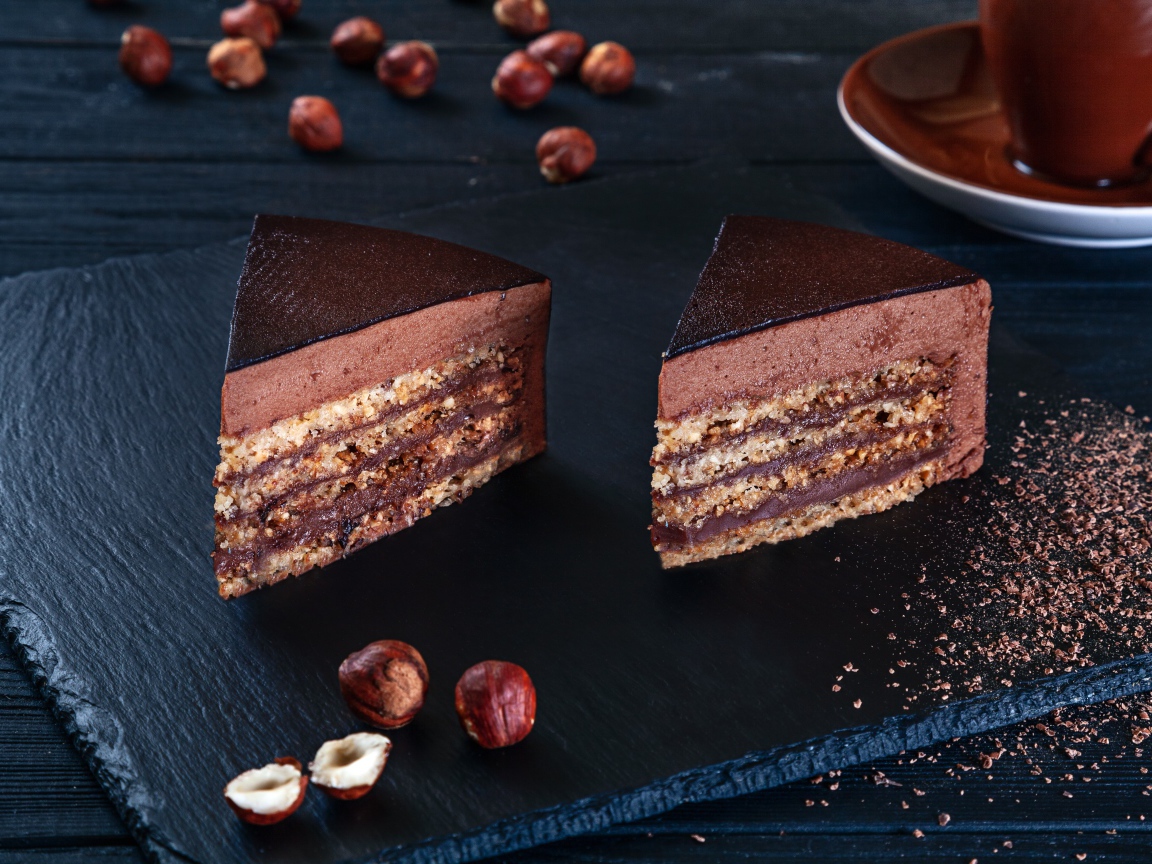 Два куска торта с лесными орехами на столе 