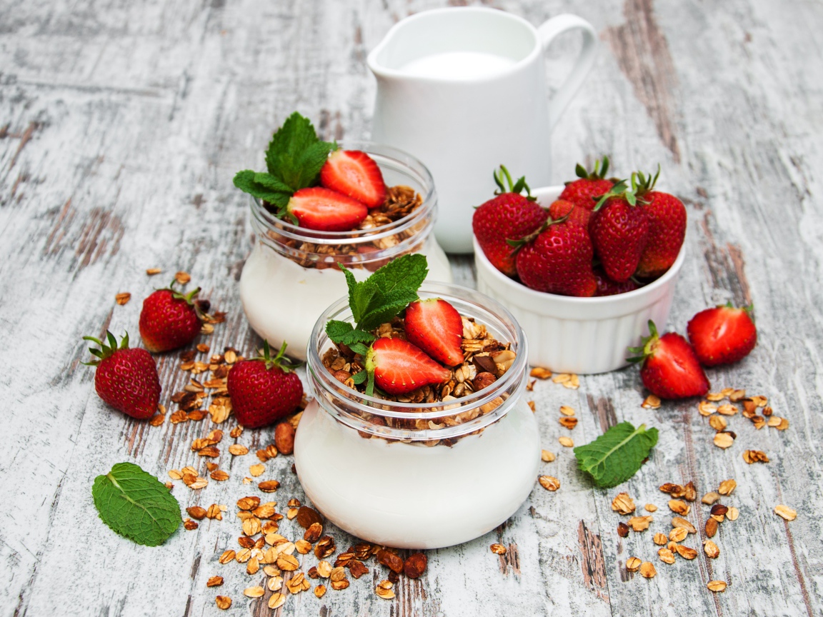 Йогурт в баночках с овсяными хлопьями и клубникой