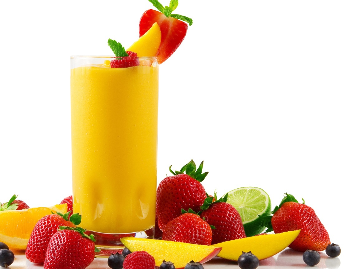 Стакан сока на белом фоне с ягодами и фруктами
