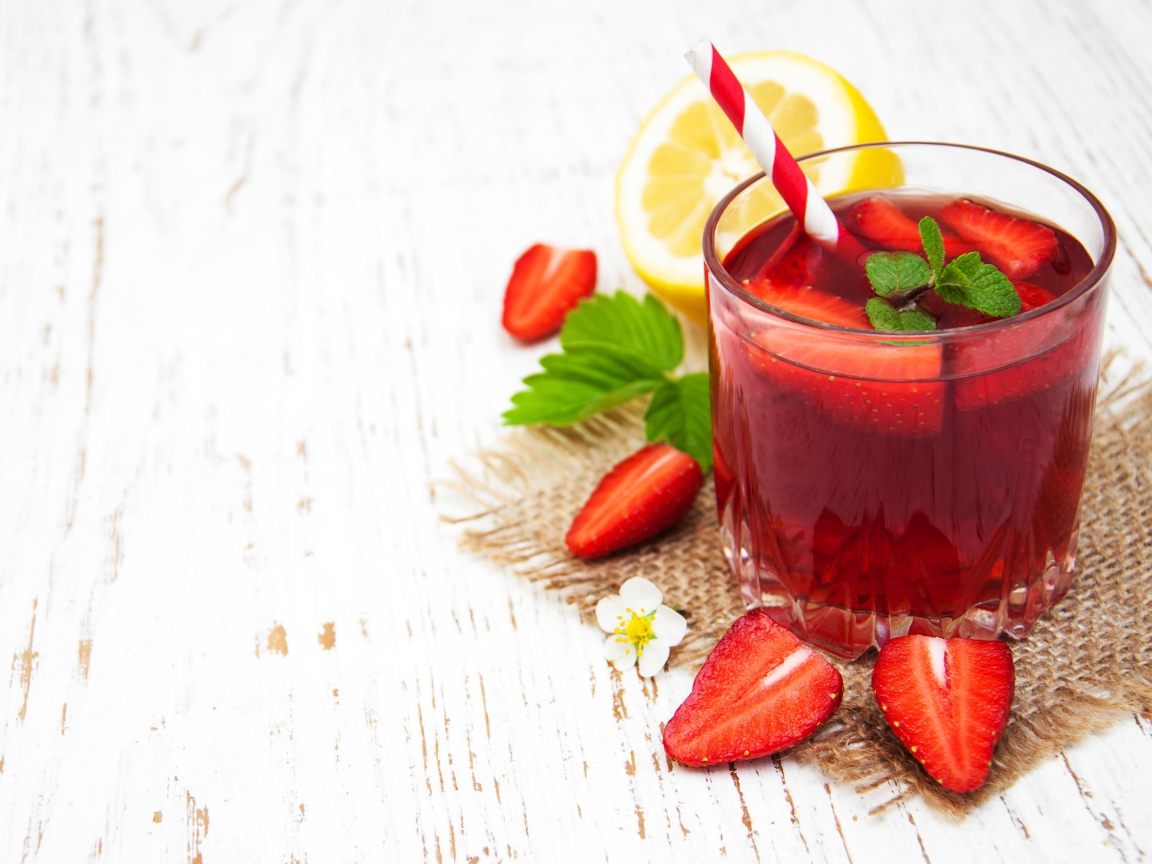 Напиток в стакане с ягодами клубники 