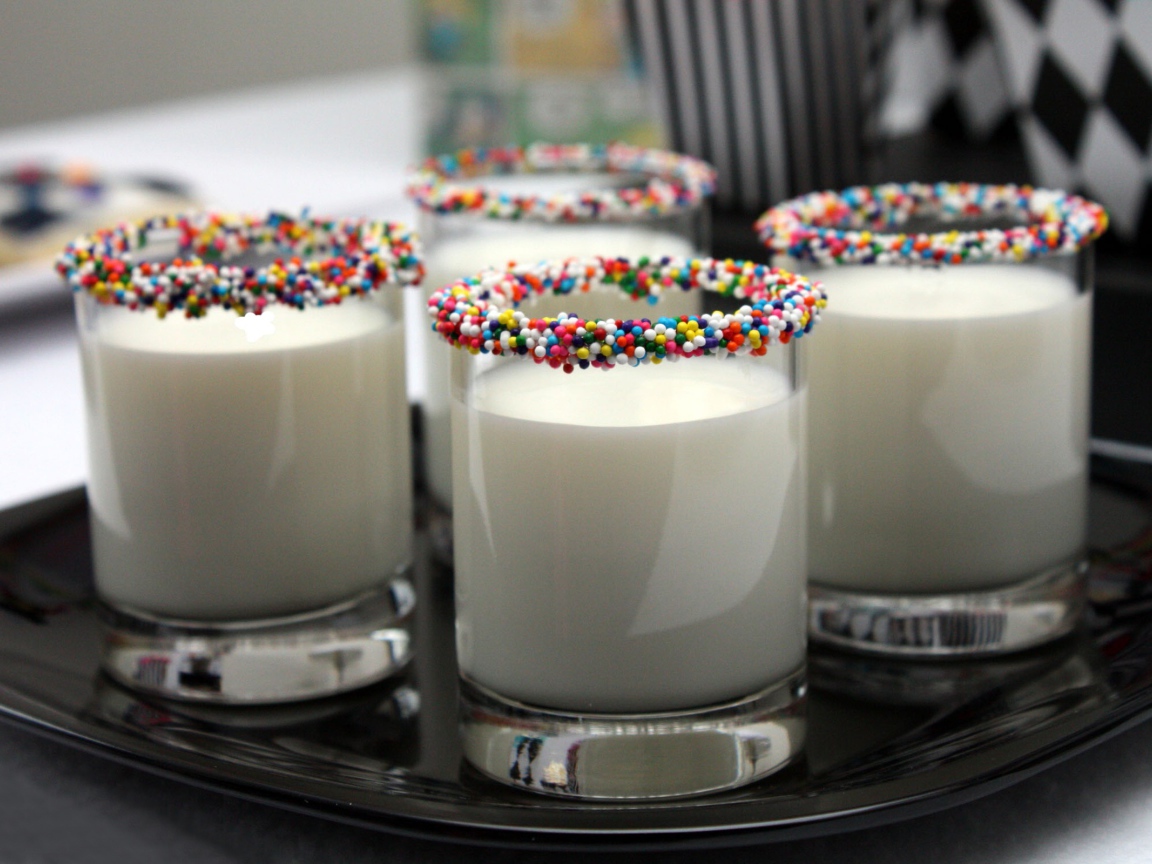 Стаканы с молоком со сладкой посыпкой на ободке 