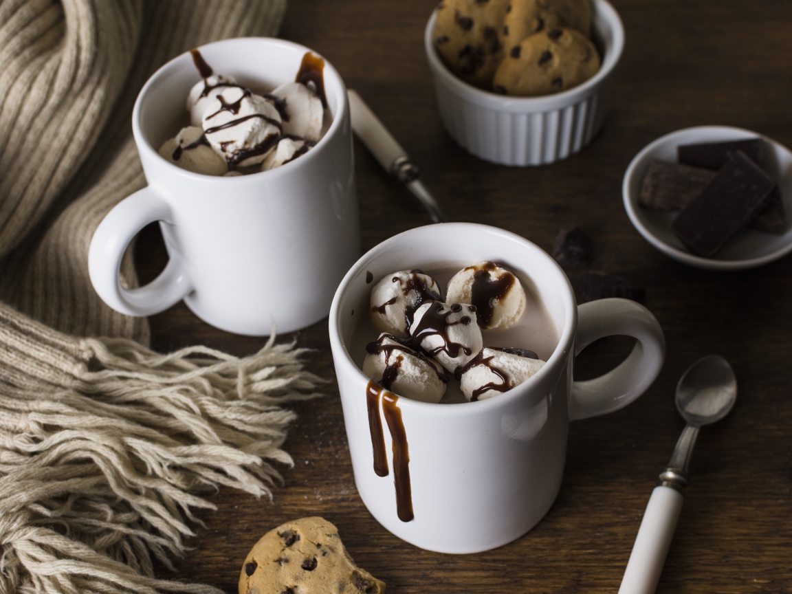 Горячий шоколад в кружках с маршмеллоу 