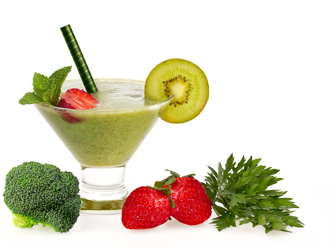 Смузи в стакане с клубникой, брокколи и петрушкой на белом фоне