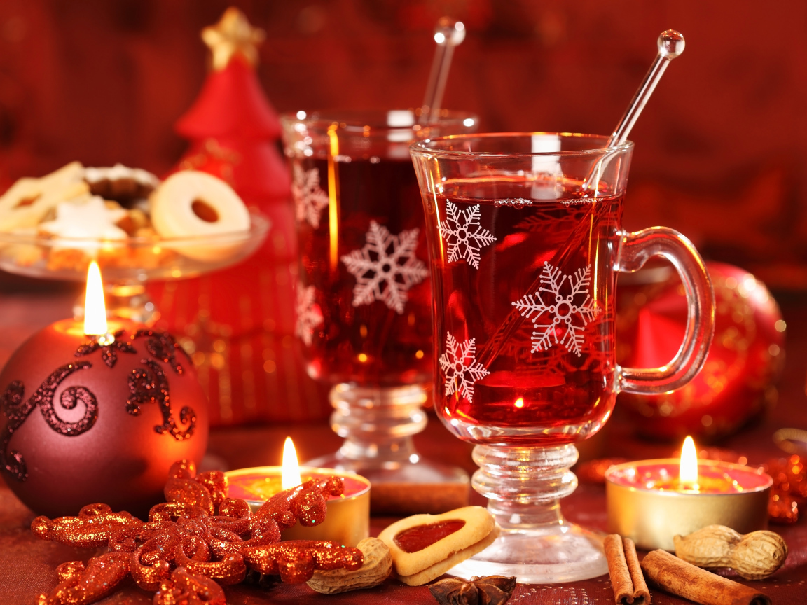 Два стакана горячего глинтвейна на столе с печеньем на Новый год 