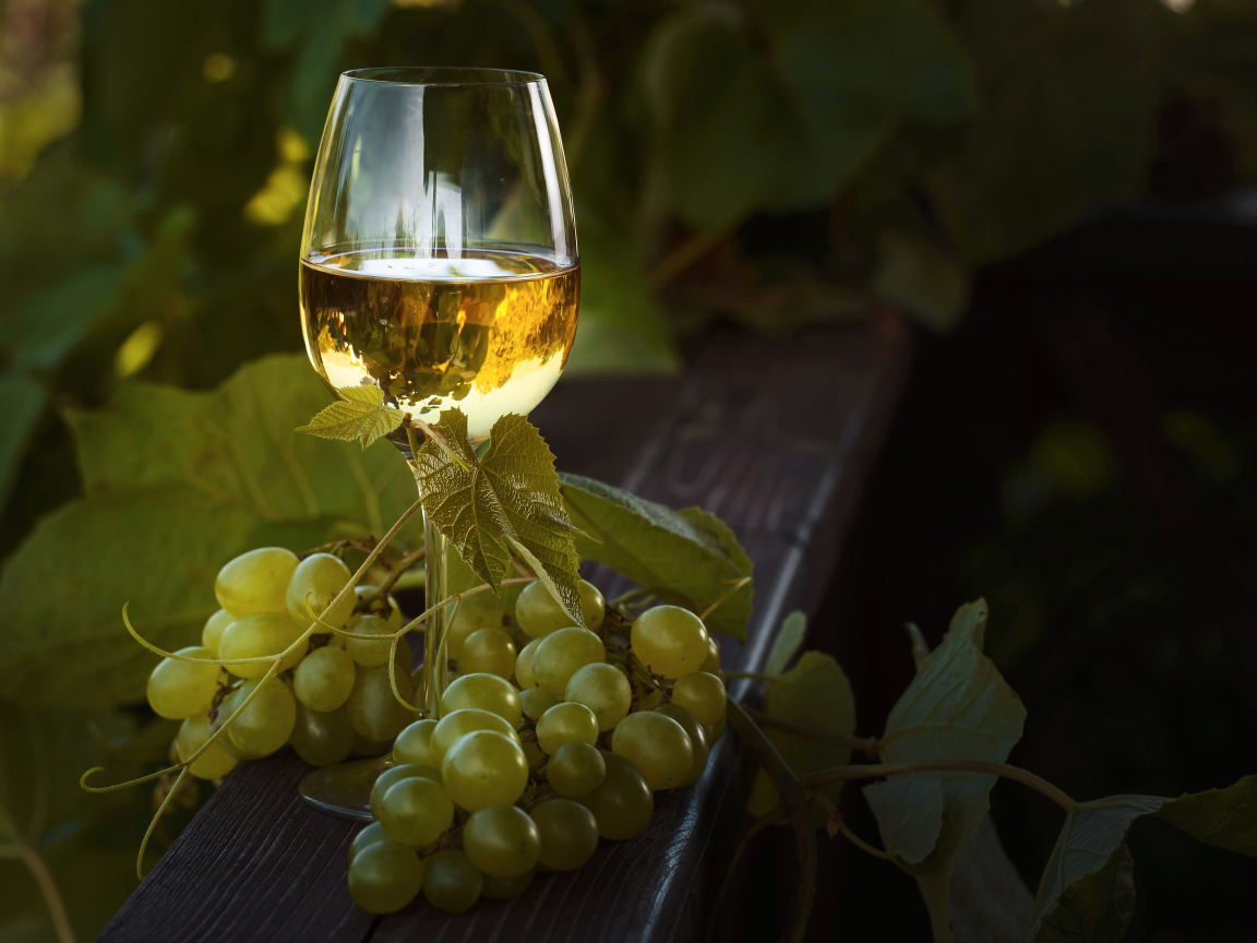 Белое вино с белым виноградом 