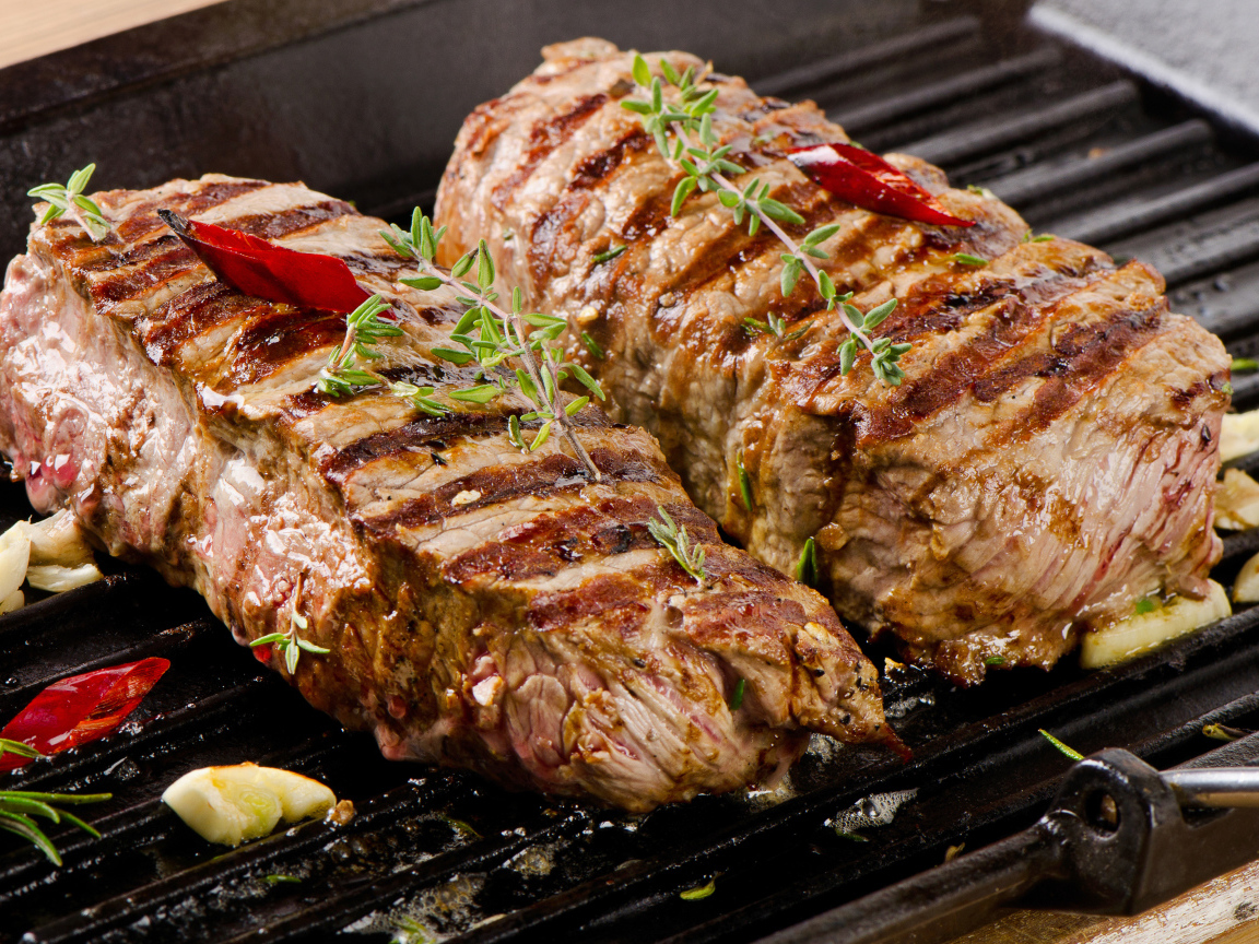 Аппетитные сочные куски мяса на гриле  со специями