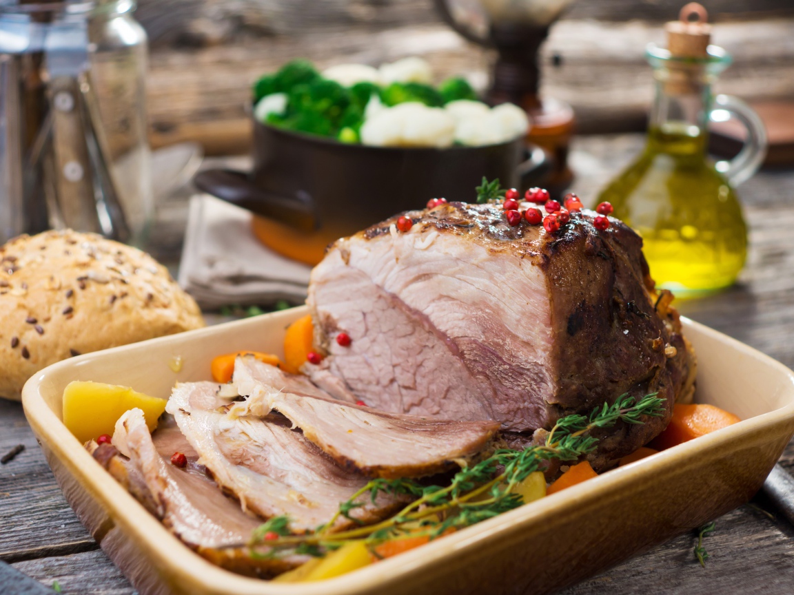 Запеченное мясо с овощами на противне