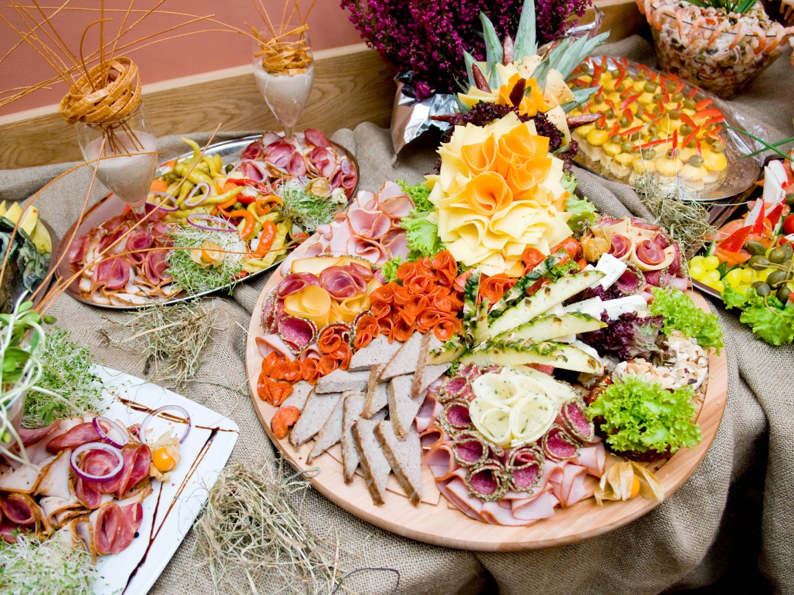 Вкусные аппетитные нарезки на праздничном столе