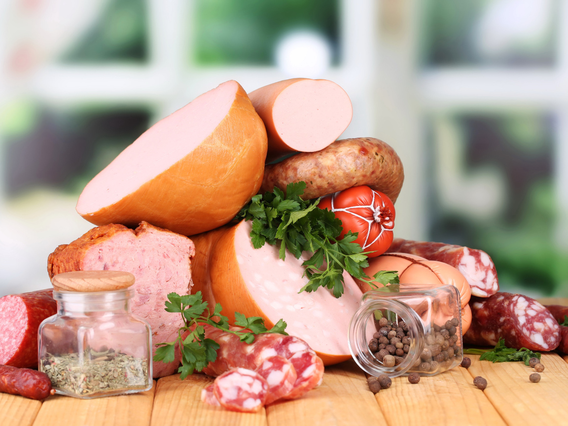 Разная колбаса с перцем на столе