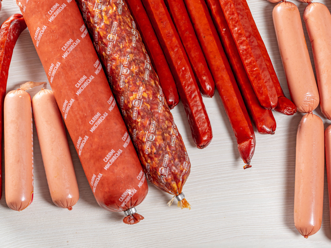 Разные виды колбасных изделий на столе 