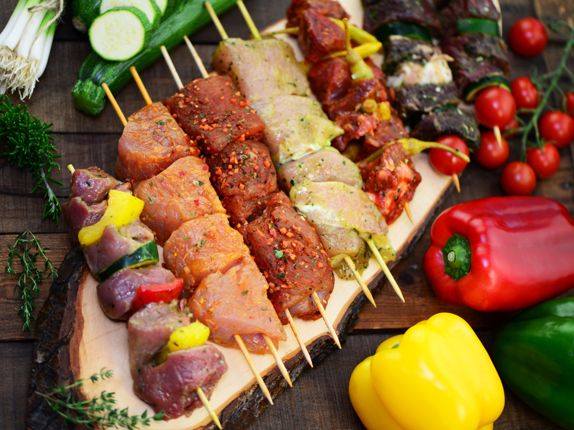 Шашлык на столе с овощами 