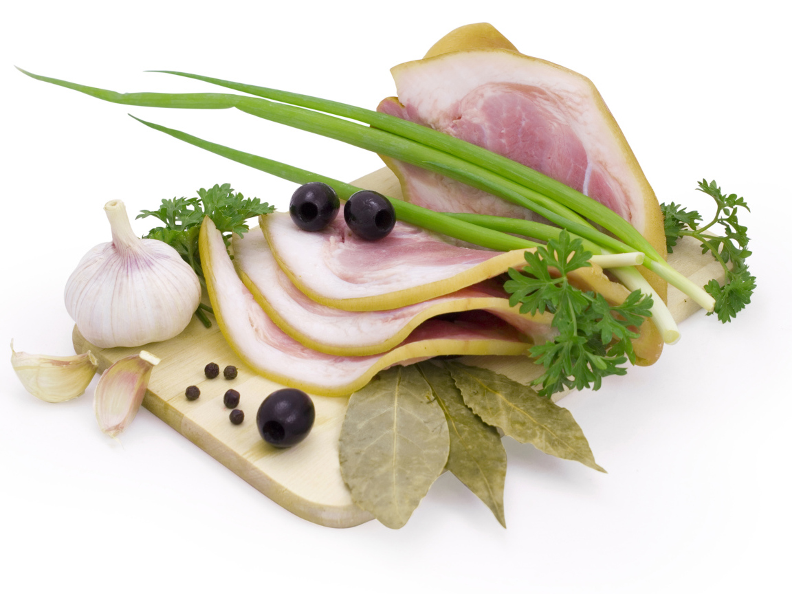 Сало с чесноком, зеленым луком и специями на белом фоне