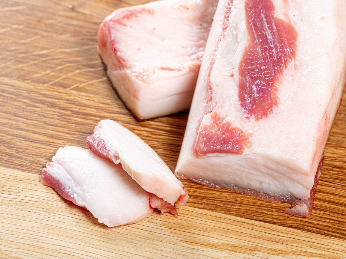 Куски свежего сала на столе 