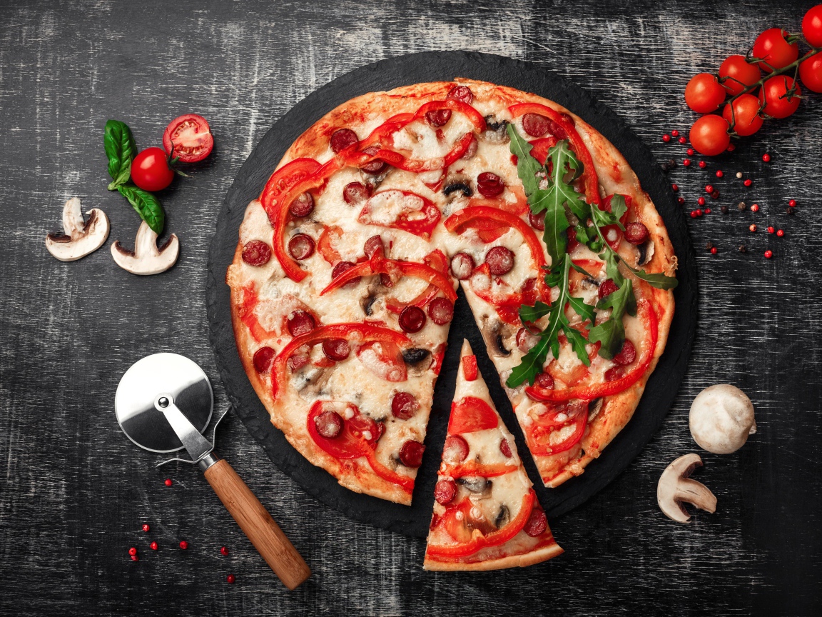 Пицца с болгарским перцем, колбасками и сыром