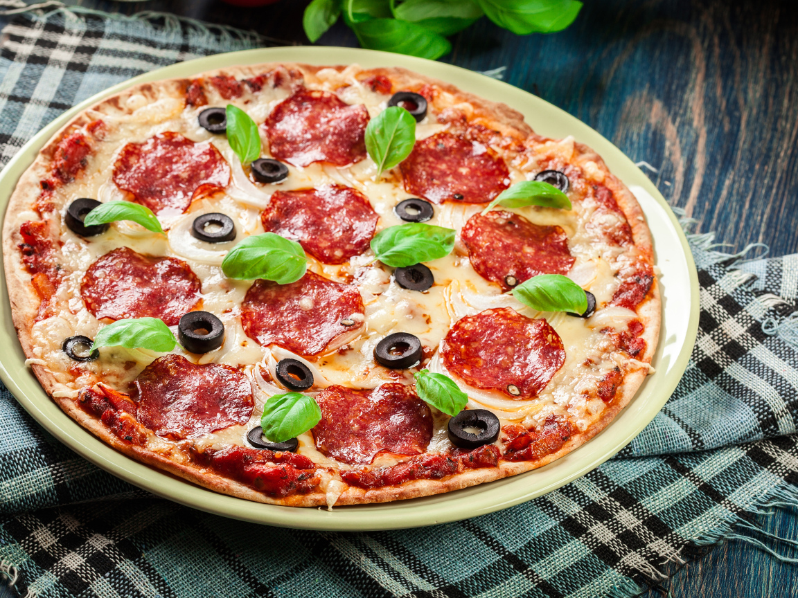 Пицца с сыром и салями на столе 